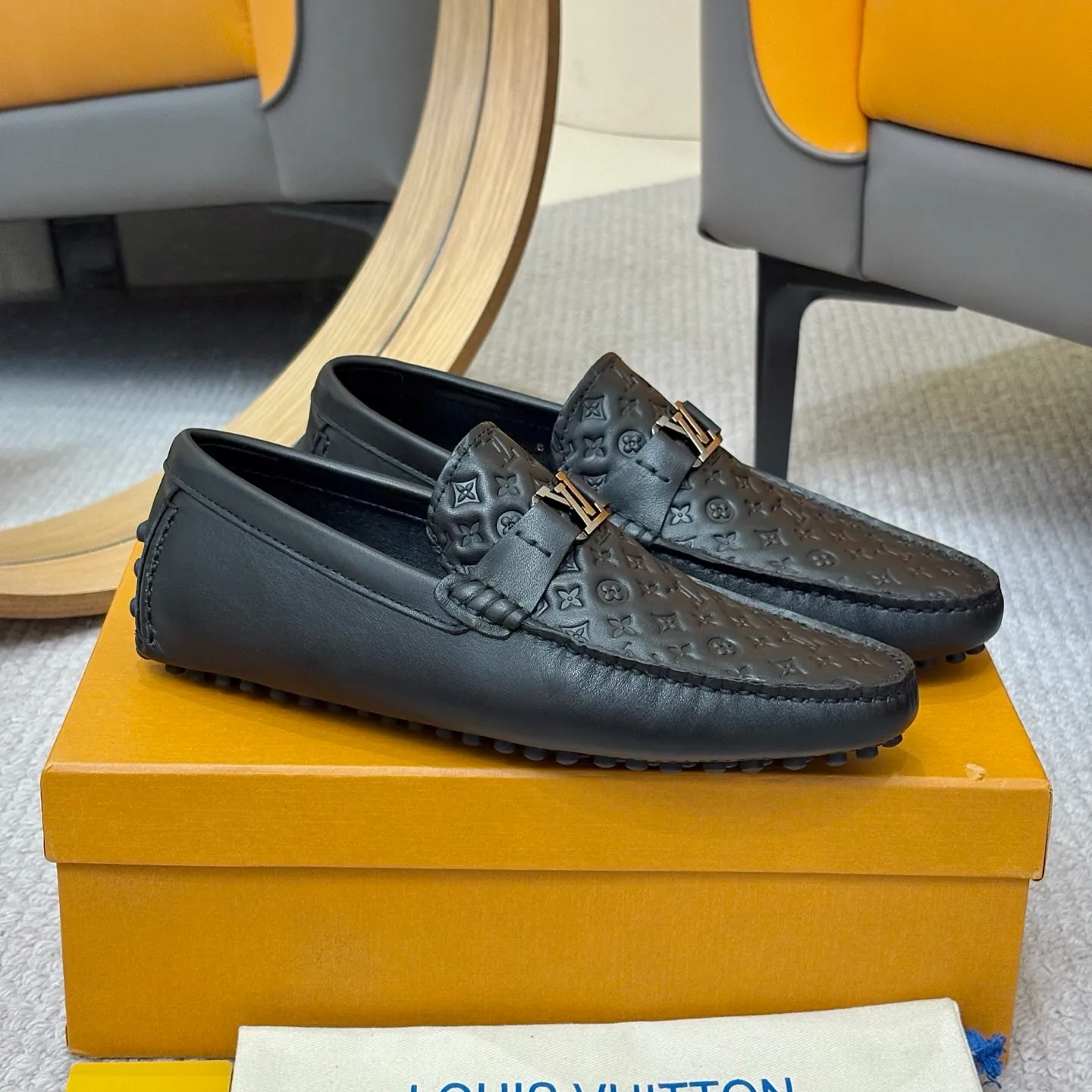 Men's men's shoes 💰420 (Yangli) LV 2⃣️0⃣️2⃣️5️⃣Spring and summer counter GLORIA series models ✈️Original factory special leather production, original last type. A classic driving slip-on casual shoe that shows an elegant style with exquisite craftsmanship details such as Monogram embossing all over the upper🌀Italian imported calfskin fabric Sheepskin foot pads➕Inside～Private mold replica sole Unique style Comfortable driving slip-on Size: 4-12 (38-46) Comes with [Counter packaging: original box, wrapping paper, card, instruction manual, shoehorn, cloth bag] No pressure to enter and leave the counter!